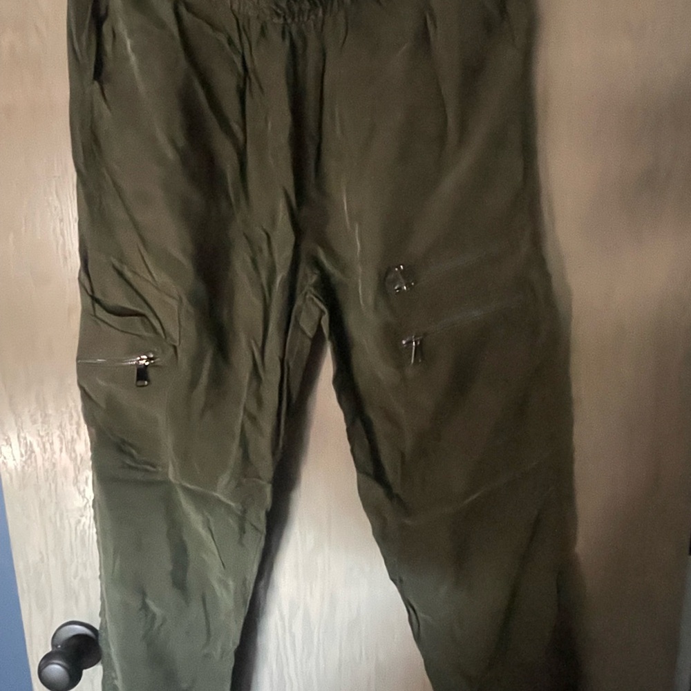 Women’s Sateen Cargo Pants - Picture 2 of 3